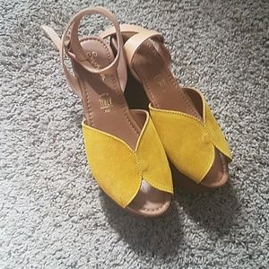 Seychelles mustard yellow suede platform wedge